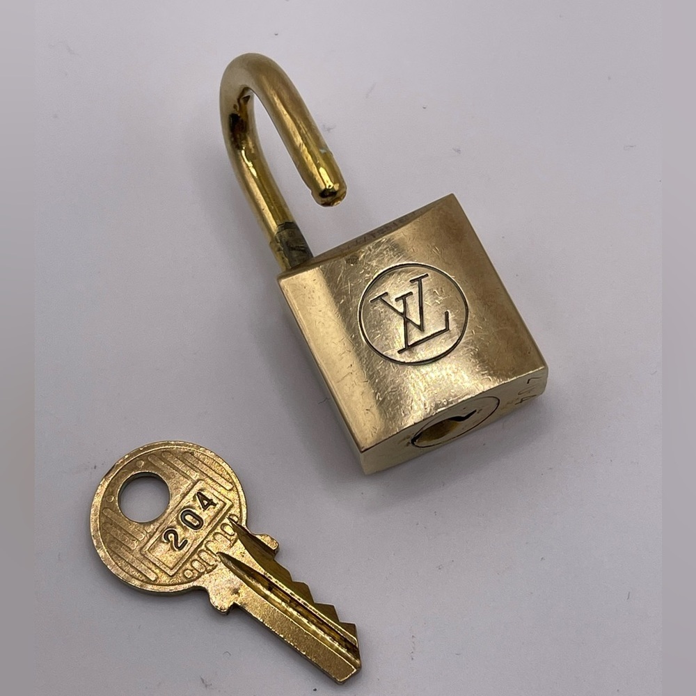 100% Authentic and pre loved Louis Vuitton - RARE Gold Lock and Key set #204 - Picture 2 of 6